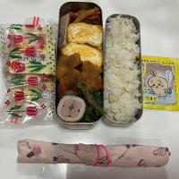JS弁当。☆唐揚げ☆☆卵焼き☆鮭☆花ちくわ☆きんぴら（人参・ピーマン・ちくわ）☆いんげんのおかか和え☆蒟蒻ゼリーとベビーチーズ。ふりかけ入れたら梅干しも。と言われて追加で梅干し突っ込んで終わり